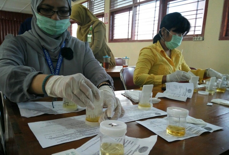 Pemkab Kulon Progo bekerjasama dengan BNNP lakukan Sidak tes urine PNS/ASN.