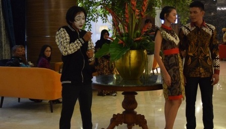 Teaterikal Senja di Andrawina Nuansa Peragaan Busana di The Alana Hotel