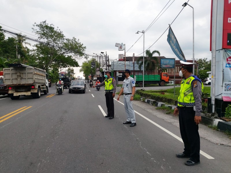 Jasa Raharja Kabupaten Sleman Bersama Jajaran Kepolisian Sektor Gamping Polres Sleman Lakukan Pengecekan Di Jalur Rawan Kecelakaan Lalu Lintas