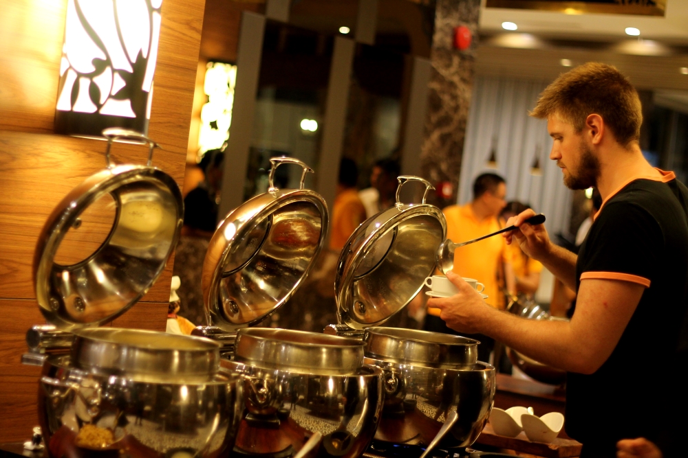 HARPER Mangkubumi Menawarkan Kuliner Buffet Dinner Special.