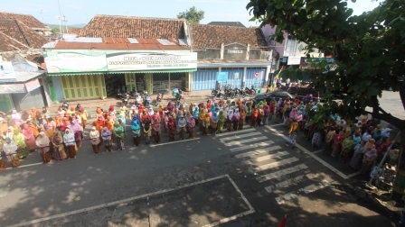 Pedangang Pasar Wates Ikuti Upacara Hari Jadi Kulon Progo ke 65 Tahun