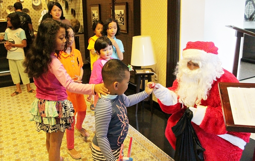 Santa Claus Bagikan Ratusan Coklat Natal di GQ Hotel Yogyakarta