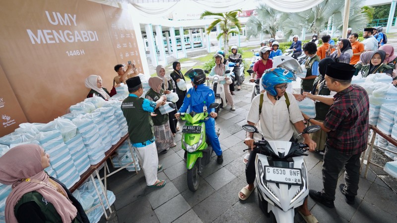 UMY Mengabdi, Bagikan 5.000 Paket Takjil Gratis Untuk Mahasiswa Selama Ramadan 2025