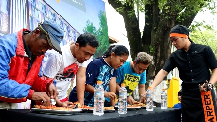 Harper Mangkubumi Meriahkan CFD adakan Lomba Makan Martabak Setan