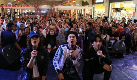Adipati Dolken menyapa penggemar di Jogja City Mall