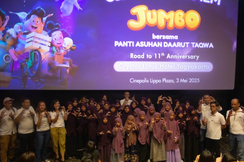 Crystal Lotus Hotel Yogyakarta Adakan CSR Nobar Film “Jumbo” Bersama Panti Asuhan Daarut Taqwa