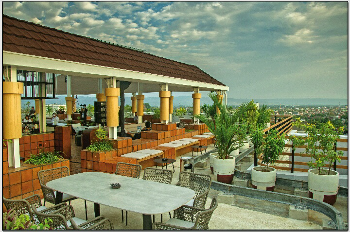 Pemandangan Kota Yogyakarta di Naicla Skybar & Lounge
