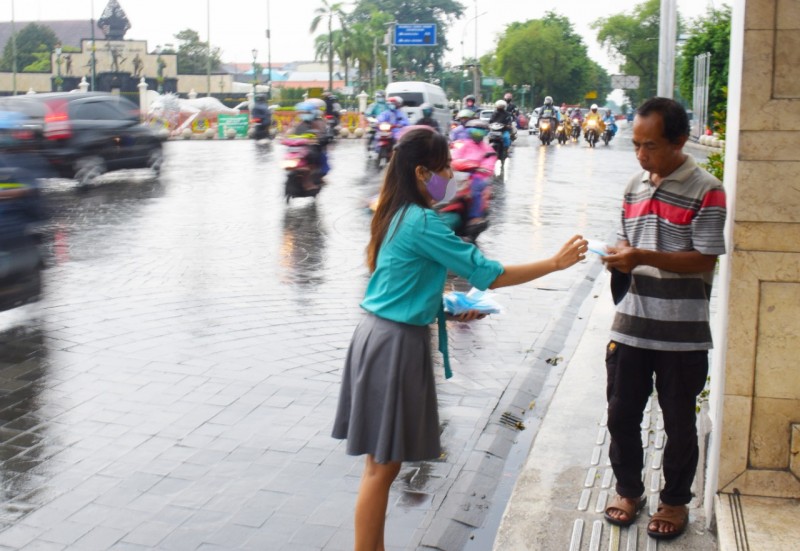 Ibis Styles Yogyakarta Bagikan Masker di Malioboro