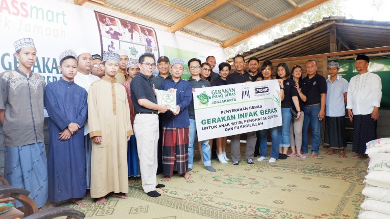 Gerakan Infak Beras The Atrium Hotel and Resort Untuk Pesantren Uswatun Hasanah