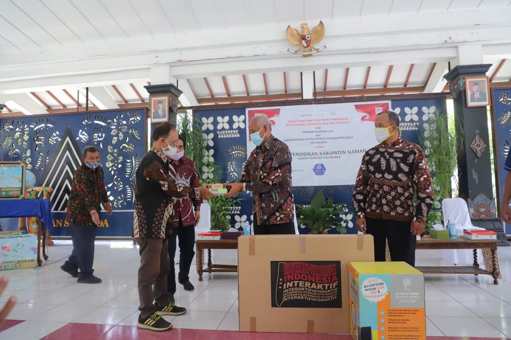 Laboratorium Insturmentasi Edukasi Pancasila Yogyakarta dan Yayasan BenihBaik.com berikan bantuan media pembelajaran bagi TK SD dan SMP Sleman