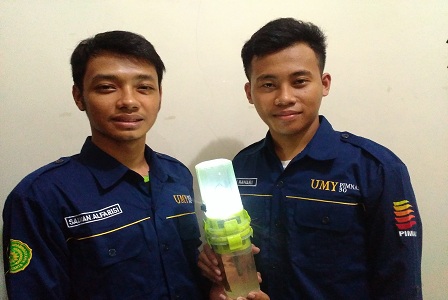 Mahasiswa UMY Ciptakan Lampu Dengan Sumber Listrik Air Laut