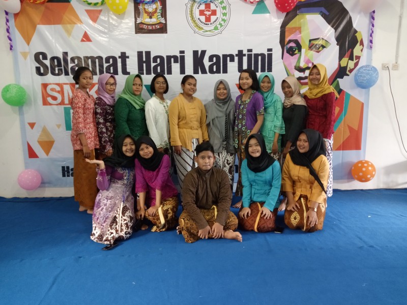 Asyiknya Mewiru Jarik OSIS SMK Kesehatan Binatama Yogyakarta
