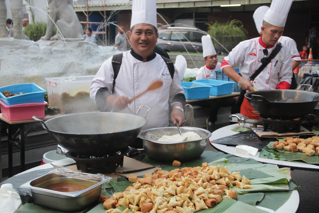 Jogja City Mall Bagikan 1438 Porsi Nasi Kebuli Kepada Pengunjung