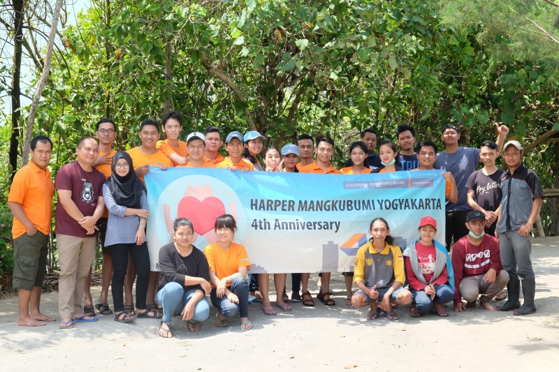 Selamatkan ekosistem pesisir, Harper Mangkubumi Yogyakarta melakukan aksi tanam 400 bibit pohon Mangrove