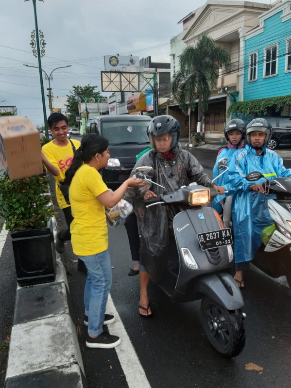 Pasukan SAE Berbagi Takjil Di Sudut Kota Jogja