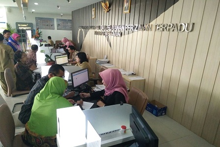 Bupati Sleman Sidak dan Video Call Pantau Hari Pertama Kerja