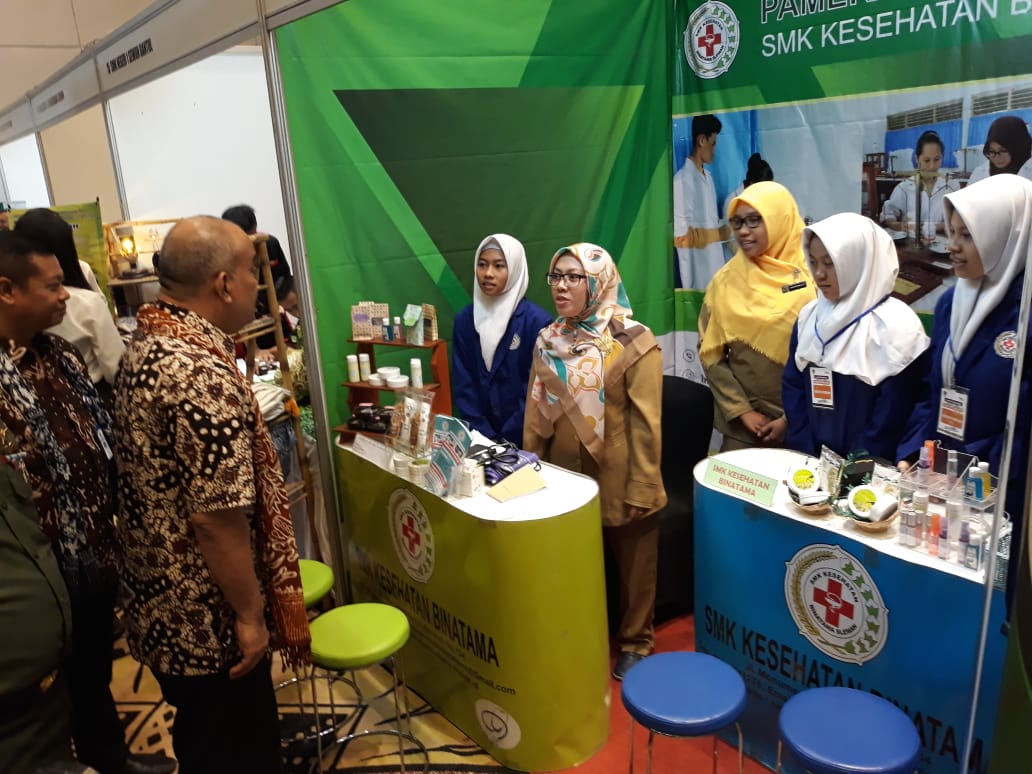 Wakil Gubernur DIY Meninjau Stand SMK Kesehatan Binatama Di Pameran Pembukaan LKS SMK – DIY 2018