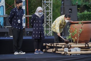 FKY_2022_Prosesi_penyiraman_pohon_trembesi_oleh_Aris_Eko_Nugroho_(Paniradya_Pati_Kaistimewaan).jpg