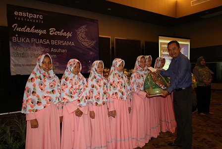 GM_memberikan_simbolis_parcel_lebaran.jpg