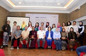 General_Manager_Jogja_City_Mall_Fery_Gunardi_(tengah)_bersama_dengan_para_desainer_partisipan_Jogja_Fashion_Rendezvous_2018.jpeg