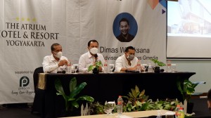 HERRYADI_BAIIN_(_TENGAH_)_BERHARAP_PROGRAM_GM_TALKS_DAPAT_MEMPERSIAPKAN_SDM_PERHOTELAN_DALAM_MENGHADAPI_CONSUMER_TREND.JPG