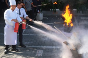 Pelatihan_Fire_Drill_dan_Emergency_Respon_Team_Harper_Mangkubumi_Yogyakarta_(4).JPG