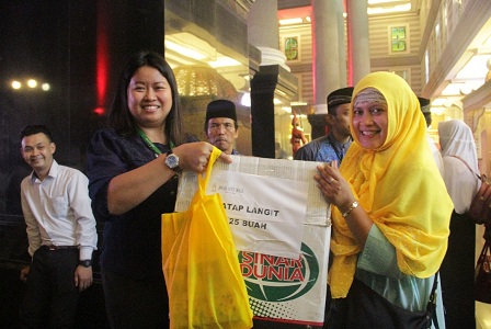 Penyerahan_Bingkisan_Alat_Sekolah_kepada_Pengurus_Panti_Asuhan.jpeg