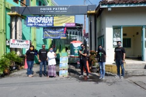Penyerahan_bantuan_water_torn_dan_sabun_cuci_tangan_kepada_warga.JPG