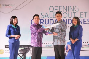 Penyerahan_secara_simbolis_miniatur_Garuda_Indonesia_dari_Jibi_Prasetyo_-_General_Manager_Garuda_Indonesia_Branch_Yogyakarta_(Dua_dari_Kanak),_kepada_Bunardi_-_Direktur_Operasional_JCM_(Dua_dari_Kiri).JPG