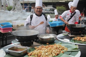 Salah_satu_chef_yang_tergabung_dalam_ICA,_sedang_memasak_nasi_kebuli.jpeg