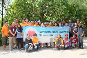 Selamatkan_ekosistem_pesisir,_Harper_Mangkubumi_Yogyakarta_melakukan_aksi_tanam_400_bibit_pohon_Mangrove_(1).JPG