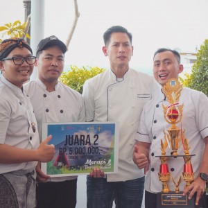 Team_Harper_Mangkubumi_yang_dipimpin_oleh_Executive_Sous_Chef,_Agus_Prastyo_berfoto_bersama_Chef_Juna_saat_penerimaan_hadiah.JPG