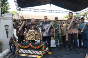 official_doc_FKY30_-_Pemukulan_kenthongan_sebagai_dibukanya_FKY30.JPG